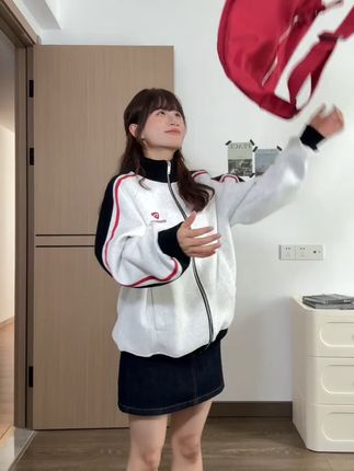 撞色拼接卫衣夹克,轻松搭配秋冬时尚! #chic拉满的流光运动风穿搭 #早秋显身材平价上衣合集 #通勤穿搭如何摆脱土气感 #古早穿搭又杀回来了 #秋天的第一套情侣装