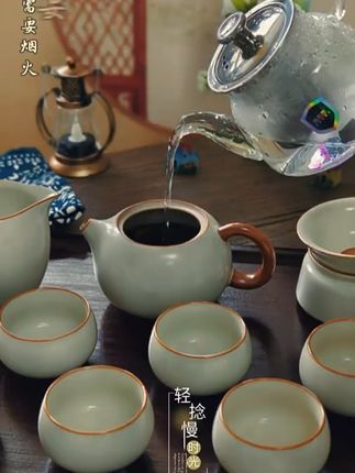 谁懂啊!收到这套黄釉汝窑茶具,我直接把咖啡杯扔了 握在手里不沉不滑,送长辈、送茶友,拿得出手还显品味,这才是礼品该有的样子!#送礼佳品 #礼物 #茶具 #中秋礼品 #器物之美