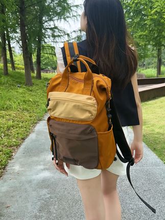 撞色双肩包,通勤、旅行的绝佳搭档! 厌倦了千篇一律的背包?这款双肩包鲜明的撞色碰撞,瞬间打破单调,让你在人群中脱颖而出。#包包推荐 #双肩包 #户外 #通勤包 #出行