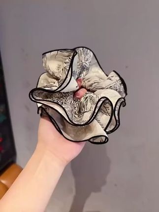 复古水墨发圈,轻松凹造型,回头率爆表! 姐妹们!这个夏天一定要试试这款超棒的小蛮腰发圈!!!真的太好看了吧~#夏日轻氧感穿搭给视觉降降温 #跟着白昼小熊DL摇打开恋夏风 #围观红人神级出片现场 #摆脱路人感的小个子女生穿搭 #发圈头绳