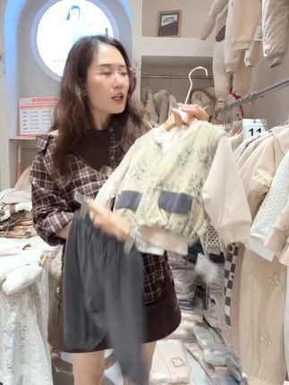 穿上这套碎花棉衣,秋天的温柔你拥有啦! 姐妹们!这个季节一定要给孩子准备一套这样的衣服!太好穿了!!!#秋季穿搭#秋冬穿搭#时尚套装#套装#一场酣畅淋漓的秋装大开箱