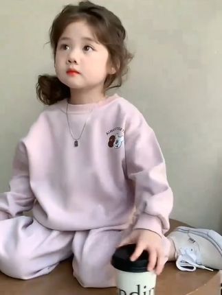 宝贝穿上这套卫衣套装,轻松应对春秋变换!免费退货更安心 这也太可爱了吧,特别实穿的卡通卫衣套装,自带屁帘很洋气啊#高品质童装 #女童穿搭 #萌娃穿搭 #潮童穿搭 #生女儿就是用来打扮的 