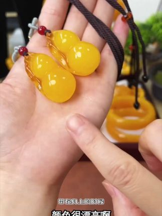 小巧可爱葫芦吊坠,时尚搭配轻松搞定! #小葫芦 #葫芦福禄 #饰品挂件 #饰品搭配 #小葫芦吊坠
