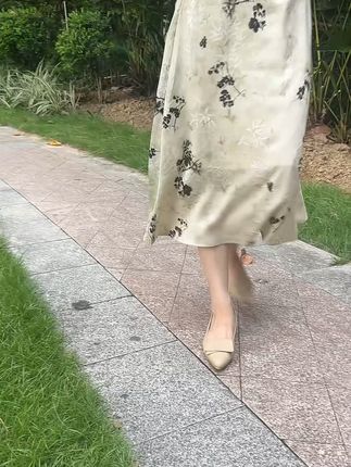穿上这双小尖头单鞋,美美出门不怕退换麻烦! 姐妹们!这个鞋子真的太好穿了!!关键是奶奶都能穿,稳稳当当软乎乎,不拍白看!喜欢就冲吧~#迪丽热巴新中式恋夏风 #围观红人神级出片现场 #跟着白昼小熊DL摇打开恋夏风 #摆脱路人感的小个子女生穿搭 #梨形身材显瘦穿搭公式