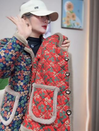 穿上这件碎花格子衫,妈妈瞬间年轻十岁! 姐妹们!秋冬穿啥?这款宽松型常规方领碎花中老年女装帮你解决难题啦!#中老年女装#时尚妈妈装#妈妈装#中老年穿搭#来双11解锁秋冬本命穿搭