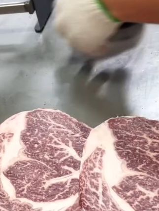 澳洲和牛眼肉牛排,鲜美多汁,顺丰包邮到家! 今天又是一天忙碌的工作!下班回家吃上一块美味的牛排,真的太舒服了!而且还是包邮到家哦~#和牛 #眼肉牛排 #原切牛排 #原汁原味
