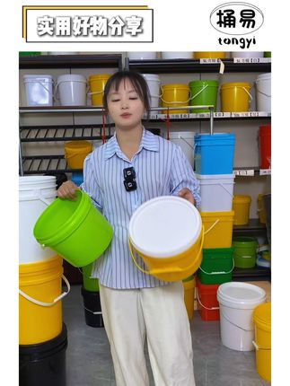 家里必备!耐摔加厚小水桶,多用途手提太方便! 家里有这种大容量、质量好又耐用的小水桶真的太方便了!洗衣服拖地都能用到它~#垃圾桶#好物推荐🔥#结实耐用#家庭必备#家里普通一平方美学就不普通