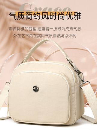 下雨天也能轻松出门!防水斜挎包必备单品 出门在外总担心包包不耐用?这款防水耐磨的小包帮你解决!#早秋姐感穿搭气质顶满