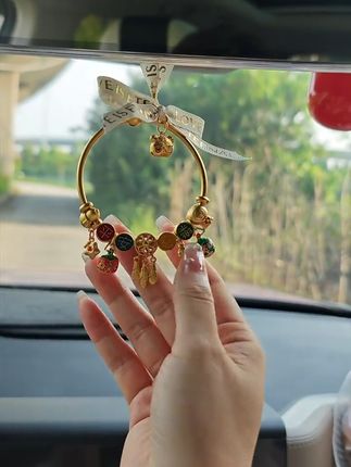 这简直是我的本命车载挂件哇!冲啊~我相信女生给自己的爱车添置一些小东西都不亦乐乎!就不得不给姐妹们介绍一下我的这个车载挂件了!重工的珐琅工艺古法金对我这个黄金重度爱好者来说,简直了!跟真的有一拼~我迷了哇,姐妹们!上面的花色字体清晰!真的很适合送有车的朋友们,作为提车礼物呢!因为寓意满满,我的是金色的平安喜乐!希望以后的日子里平安快乐,好运连连,财源滚滚!#汽车挂件 #送礼好物 #高级感挂件 #送男朋友的礼物 #用心的礼物