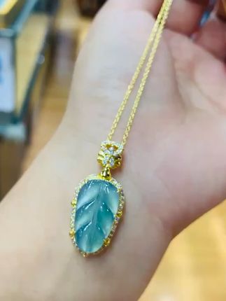叶子项链,优雅气质瞬间提升! 高冰玻璃种叶子搭配时尚感十足的锦纶材质!这款项链真的太好看了吧!!!#夏季干净风穿搭#秋瓷炫 1条vlog11条花裙子#张馨予漆皮礼服裙#穿JK拍南昌之星也太出片了#用美美桑内打开萌妹穿搭