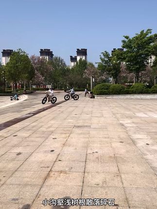 轻松翻山越岭,坏掉也能免费退! 小沟壑、浅树根、散落碎石……在这些让普通轮胎颠簸不已的障碍面前,大轮胎能以其强大的包容性轻松“碾压”而过。它能像天然悬挂一样吸收震动,带来更稳定、更舒适的骑行感受#hosquick自行车 