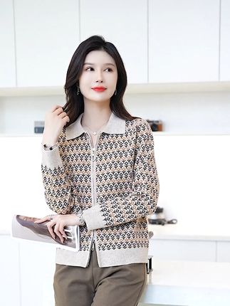 穿上这件羊毛衫,轻松应对换季烦恼! 姐妹们!这个羊毛开衫真的太好穿了!!关键现在有运费险!可以放心试穿啦~#保暖又好看#羊毛衫#针织衫#面料柔软舒适#暖fufu的冬日ootd