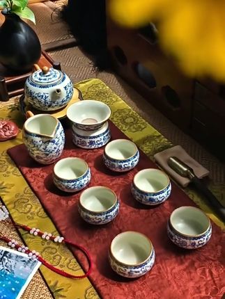 在家也能享受高端茶艺体验,送长辈的完美选择! 谁能拒绝一套把古韵、质感、仪式感焊死的茶具礼盒啊!青花缠枝纹在汝窑瓷面上流转,皮质礼盒一拎,高级感满满的——不管是自用以茶会友,还是送礼撑场面#中秋节 #中秋送礼 #礼物 #好物分享🔥 #茶具