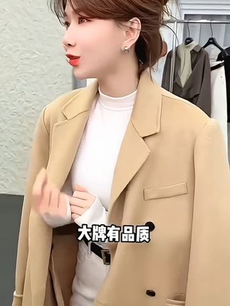 半高领设计,温柔包裹脖颈,巧妙修饰颈部线条。 面料柔软亲肤,透气保暖,贴身穿超舒适。修身版型不松垮,能勾勒出你的曼妙身形,显瘦效果一流。无论是搭配风衣、大衣,还是塞进毛呢裙、牛仔裤,都尽显洋气,让你轻松驾驭多种风格,解锁秋冬时尚密码。