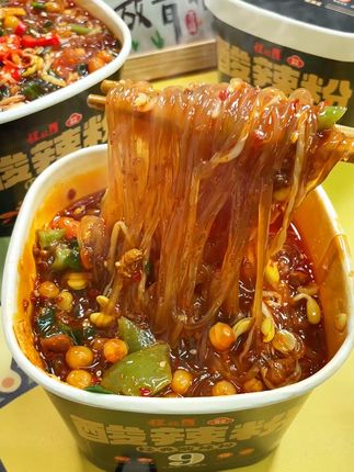 担心速食粉泡好后粘在桶壁上不好捞?程校长黑金酸辣粉超贴心! 非油炸粉饼泡好后不粘桶,轻轻一拌就能和桶壁分离,9 包料的食材也不会粘在桶底,每一口粉、每一块料都能轻松捞起,不用刮桶壁、不用抠桶底,吃着超顺畅!# 不用怕粉粘桶速食 #非油炸不粘壁 #程校长黑金酸辣粉