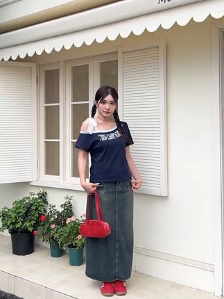 辣妹必备!斜肩T恤显瘦又百搭,穿出自信美式风情! 姐妹们!这个季节一定要试试这种风格的衣服!!!真的太好穿了~关键现在有运费险,不喜欢也可以退哦~#迪丽热巴新中式恋夏风#给夏天一点颜色看看#围观红人神级出片现场#摆脱路人感的小个子女生穿搭