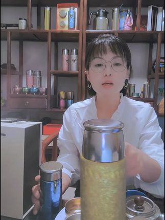 办公室也能享受咖啡馆氛围!纯钛迷你口袋杯让每一口都精致 这个杯子真的太好用了!出门在外随时都能喝到热水,用自己的专属杯,颜值还很高!#水杯 #咖啡杯 #杯子 #居家好物 #秋天第一杯琥珀流光