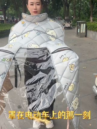 冬天骑车不怕冷,挡风被轻松保暖还能退! 冬天骑车冻得手指头疼?这款防水又保暖的好物帮你解决!#冬季挡风被#电动车挡风被#好物推荐🔥#骑行必备#保暖神器