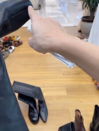 软羊皮骑士长靴 侧拉链 中跟帅气马丁靴 采用进口软羊皮,侧拉链设计穿脱方便。硬朗骑士靴型搭配方头,塑造时髦中性风。#百搭鞋子 #好穿又好搭 #显高显瘦显腿长 #秋季穿搭 #晒晒我的秋日穿搭