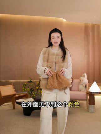 冬天不再冷!这款水貂马甲让你温暖又时尚 秋冬穿啥都怕冷?这款高端大气又保暖的马甲外套帮你解决!#面料柔软舒适 #高级感穿搭 #显瘦穿搭 #穿出高级感 #被秋日氛围感穿搭拿捏了