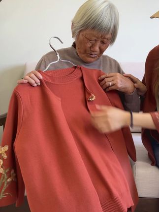 幸福很简单,好比给妈妈买件衣服,无论价值多少,老人嘴里会说乱花钱其实心里乐开花!#婚宴装 #中老年女装 #奶奶装 #妈妈装 #胖瘦都能穿