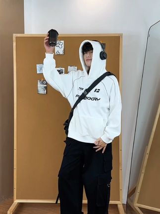 不用纠结,这件反光条卫衣闭眼入! #ootd穿搭 #连帽卫衣 #男女同款 #高级感穿搭 #秋冬穿搭