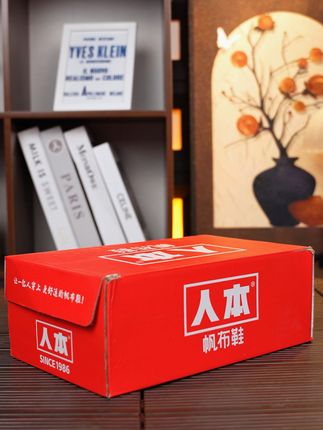 经典的黑卡其配色,不挑衣服风格 不用费心打理,随手一擦就能保持整洁,让社交场合的互动更自在,不用为鞋子的搭配多费心思。#好鞋推荐 #双十一必买 #双十一宝藏国货 #人本帆布鞋 #哎呦喂你鞋真好看
