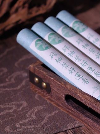 把碌柚叶制成香 如果说有一种香气闻着就能让人嘴角上扬,那一定是这款碌柚叶香,据说没有一个广东人能拒绝得了碌柚叶香#碌柚叶 #碌柚叶线香 #广东人 #音为有你接唱秋天