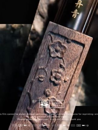 东方诗意与浪漫,藏在梅花妆奁里 蜡梅的花香,纯净无杂,无香精的造作,只是自然的馈赠。素颜也好,淡妆也罢,涂上它,便是冬日里的一缕春风,呵护着唇齿的干涸。——精致的是那外壳,黑胡桃实木,雕花如画,轻握掌中,沉甸甸的,如握着一块老木的魂魄。这护唇之物,滋润不腻,褪去浮华,只余精华。——口红、唇膜、妆色,一支就够了。不浓不艳,恰似蜡梅在寒风中透出的那点嫣红,衬得面色温润如玉,自有清雅气象。 #蜡梅香中国味 #万物丹青唇膏 #唇部护理分享 #口红分享 #万物丹青蜡梅香唇膏滋润不腻好用 #国风口红 #国风才是顶级浪漫 #非遗传承 #夏日唇膏