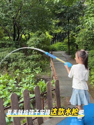 夏日必备!沙滩打水仗神器,孩子玩得停不下来! 孩子总想买新奇好玩的东西?这款水枪能让孩子开心一整天!