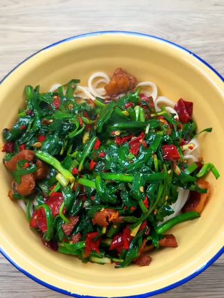 新疆手工拉面,奇台面粉新鲜到家! 今天又做了很多面食给大家分享了!有需要的朋友点击小黄车下单吧~#整个邪修的煎蛋吃吃吧#河南扣碗羊肉香得很实在#糊弄脑子版减脂汉堡#空气炸锅版干锅鸡翅虾#现炸小酥肉太绝了