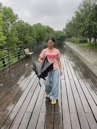 下雨天再也不怕淋湿!高尔夫自动雨伞防水又便携 下雨天出门打车、坐飞机总担心被淋湿?这款雨具帮你解决!#运动#雨伞#晴雨两用伞#无限回购的宝藏单品#强烈推荐