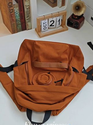 请叫我“包包主理人”🎒👧🏻 这颜色也太绝了吧,暖橘色双肩背包,嘎嘎出片!无论是户外登山徒步还是出门旅行,背它出门你就是最亮的仔。小众设计双肩包,不易撞款,容量大。#包包 #大容量包包 #双肩包 #翻包记 #好物推荐🔥 