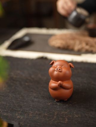 超萌小猪茶宠,泡茶时刻的治愈系小伙伴! 胖乎乎的身子圆滚滚,憨憨的小脸上,眼睛眯成了月牙儿,嘴角微微上扬,仿佛藏着一肚子的开心事儿,看着就让人心情大好。#茶宠#摆件 #茶玩 #礼物推荐 