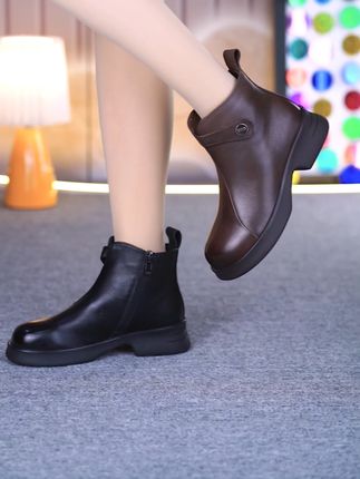 穿上这双软底短靴,冬天再也不怕冷了! 秋冬穿啥鞋?这款时尚又舒适的短靴帮你解决难题!#软底软面穿上超舒服#好穿又好搭#百搭鞋子#短靴#秋冬穿搭新鲜感在线