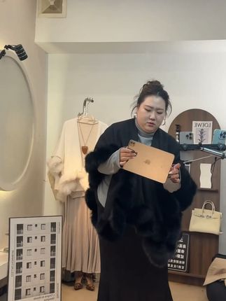 秋冬必备!披肩裙装轻松搭配,包邮退货无忧穿出优雅范儿 姐妹们!这个冬天一定要给自己安排一套这样的衣服啊!!!包邮到手 还有运费险呢~可以放心入哦~#高级感穿搭#显瘦穿搭#面料柔软舒适#套装#早秋姐感气质穿搭