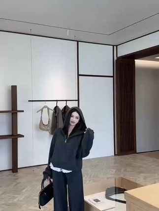 秋冬必备!韩系复古套装,穿出慵懒风情,不满意可退哦! 姐妹们!这个季节一定要试试这种韩系风格的衣服啊!!真的太好穿了~可以放心冲啦!#秋冬穿搭 #韩系穿搭 #显瘦穿搭 #时尚套装 #我的初冬穿搭look