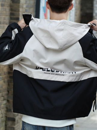 穿上这件港风外套,轻松应对春秋变换! 港风连帽外套男春秋款休闲宽松工装夹克男装潮牌青少年美式冲锋衣~#秋季穿搭 #男生穿搭 #夹克男 #外套男 #男生秋日有效穿搭