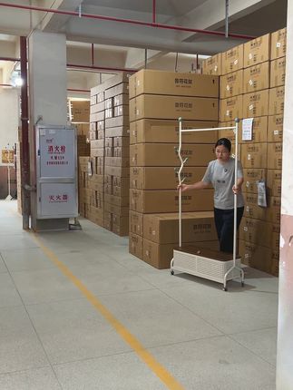告别乱堆衣物!卧室必备简易衣帽架,免费退货无忧换新! 这个衣架真的太好用了!家里衣服多又不想叠起来的姐妹们一定要试试!