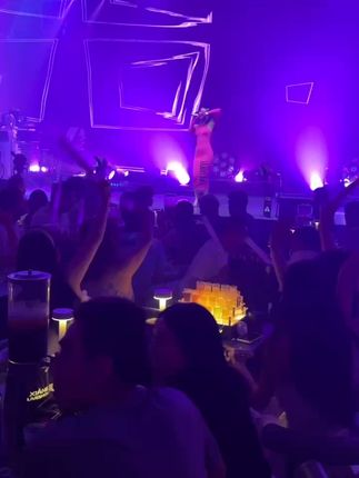 姐妹们,是时候要微醺一夏了! 微醺不醉态!姐妹局酒前偷吃,美照拍到散场💃 #当美食有了音乐灵魂 #微醺时刻 #酒吧 #无宿醉