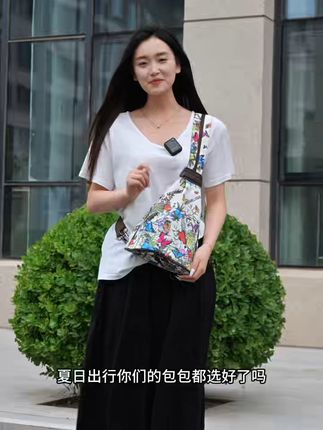 背它出门,轻松搞定所有烦恼! 这个包包真的太好用了!出门再也不怕东西多啦~关键还好看!!#给夏天一点颜色看看#夏日轻氧感穿搭给视觉降降温#迪丽热巴新中式恋夏风#围观红人神级出片现场#用张元英进行曲打开初恋风穿搭