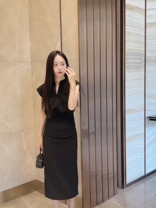 穿上豹纹高跟鞋,瞬间变身气质御姐! 要试试这款鞋子!黑豹纹搭配金属质感,让你魅力四射!#迪丽热巴新中式恋夏风 #围观红人神级出片现场 #摆脱路人感的小个子女生穿搭 #跟着白昼小熊DL摇打开恋夏风 #梨形身材显瘦穿搭公式