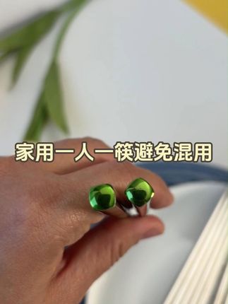 一人一筷,开启健康又美好的用餐时光。 温馨的家庭餐桌之上,一人一筷的默契,是对健康与关爱的无声诠释。这套家用不锈钢筷子,宛如生活中的精致点缀。筷身线条流畅,筷头纹理细腻,夹起的不仅是美食,更是家的温暖。一人一筷,开启健康又美好的用餐时光。#好物分享 #筷子 #好东西一起分享 #餐具