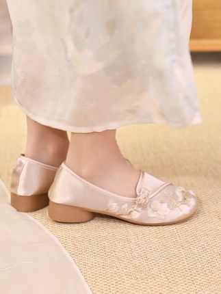 穿上这双舒适绣花鞋,妈妈再也不怕夏天逛街累! #舒适妈妈鞋 #透气单鞋 #民族风绣花鞋 #汉服鞋 #软底软面