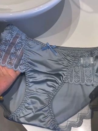 夏天穿它不怕热!胖妮酱加大码冰丝内裤,无痕舒适,还能免 姐妹们!这款内裤真的太好穿了!!!法式轻奢真的很高端,颜色款式真的很高级,大尺码甚至直接穿到了240斤的大码数,真的对我们大码女孩太友好啦~#贴身衣物 #透气舒适 #女士内裤 #舒适透气 #夏日必备
