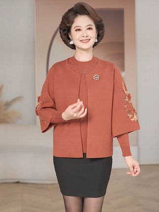 温暖秋冬!中年妈妈两件套针织开衫,优雅大方显气质! 姐妹们!冬天怕冷又想时尚?这款两件套让你温暖又有范儿!#妈妈装#中老年女装#秋冬穿搭#中老年穿搭#谁的衣柜没件针织衫