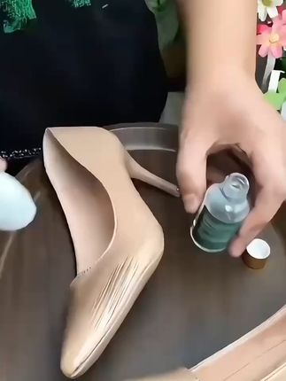 小白鞋变黑?一抹即净,恢复洁白! 家里孩子很喜欢穿白色运动鞋,但是脏了又难清理,有了它轻松搞定!