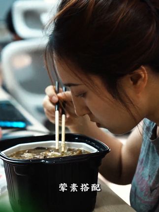 夜宵新宠!川味牛杂自热锅,解馋又方便 汤底真的给我在重庆吃的一个味,麻麻辣辣的特别好吃 #自热火锅 #灵魂宵夜 #速食美食 #全国地域特色月饼图鉴