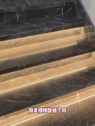 楼梯暗夜不再怕,感应灯自动亮起守护每一步! 客户说大理石楼梯,有了灯带,楼梯就有了灵魂#别墅楼梯灯光 #楼梯踏步感应灯 #楼梯灯 #智能家居 #网红楼梯踏步灯