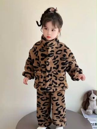秋冬宝宝也要美美哒!豹纹珊瑚绒睡衣太暖和了 冬天孩子睡觉怕冷?这款加厚暖和又好看!快给孩子安排上吧~#女童穿搭#秋冬穿搭#儿童家居服#睡衣家居服#2025年秋季都流行穿什么